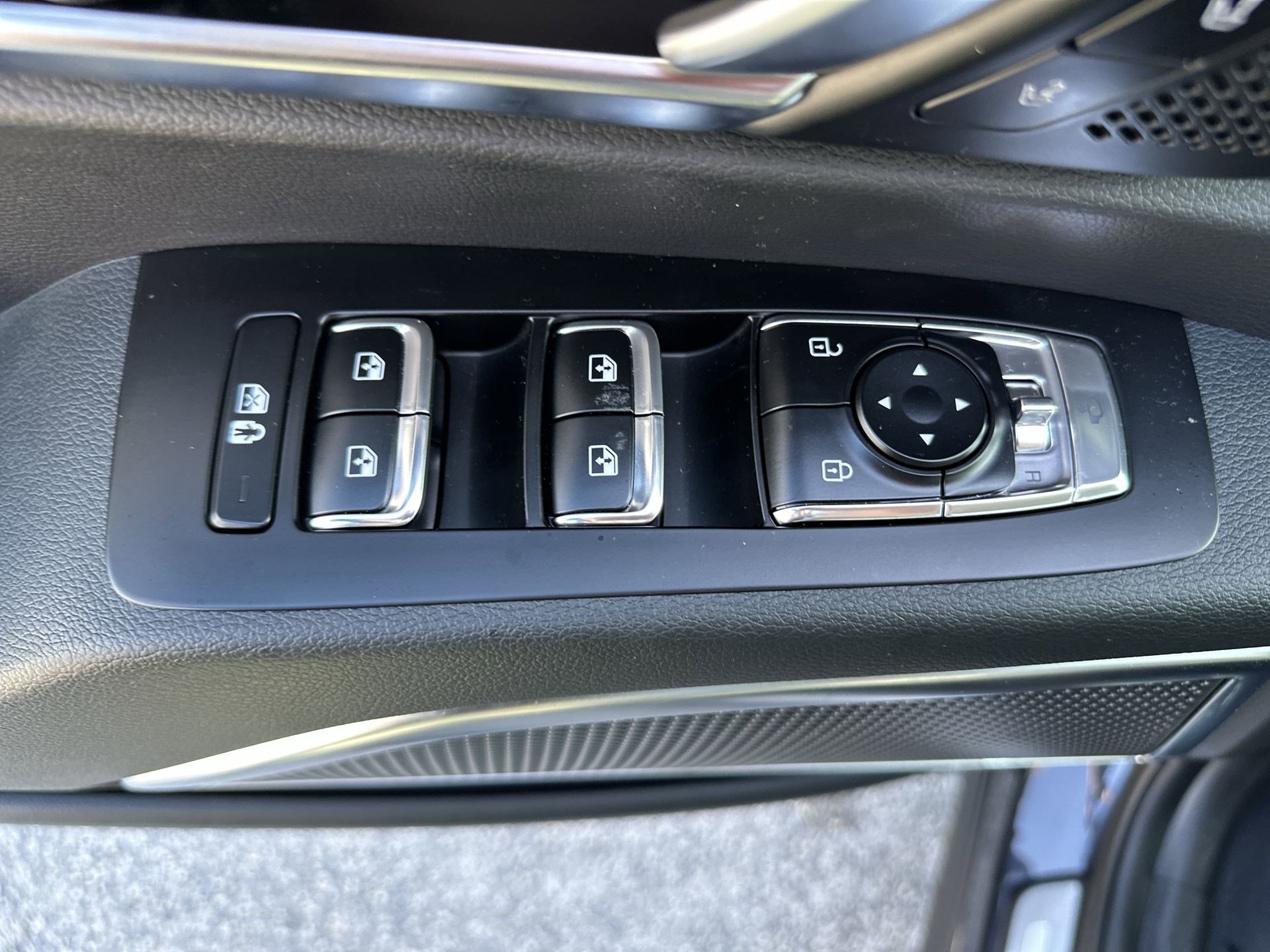 Used 2025 Kia Telluride SX w/ SX Captain's Chair Package image 15