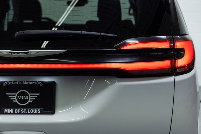 Used 2024 Chrysler Pacifica Touring-L image 8