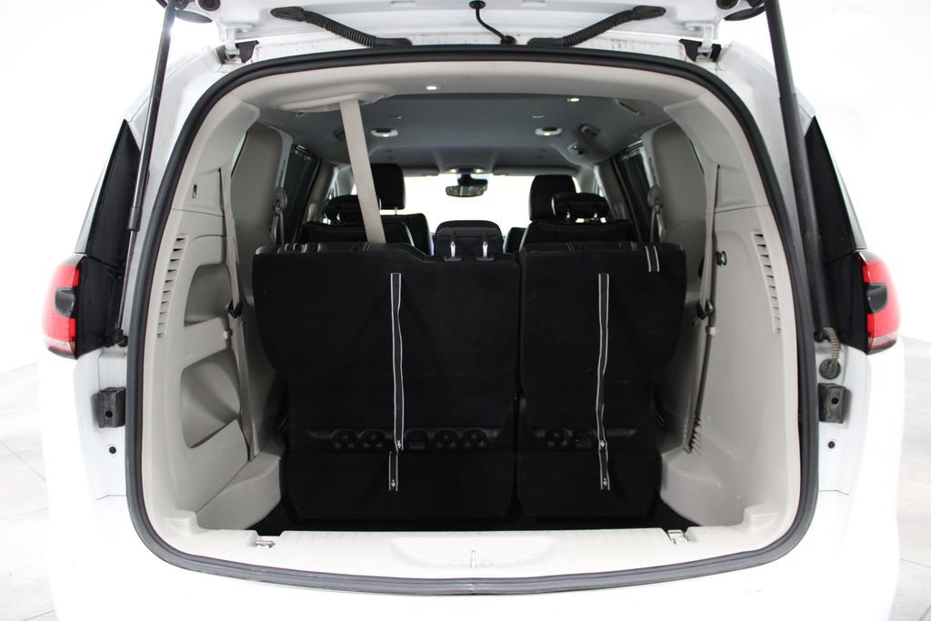 Used 2024 Chrysler Pacifica Touring-L image 13