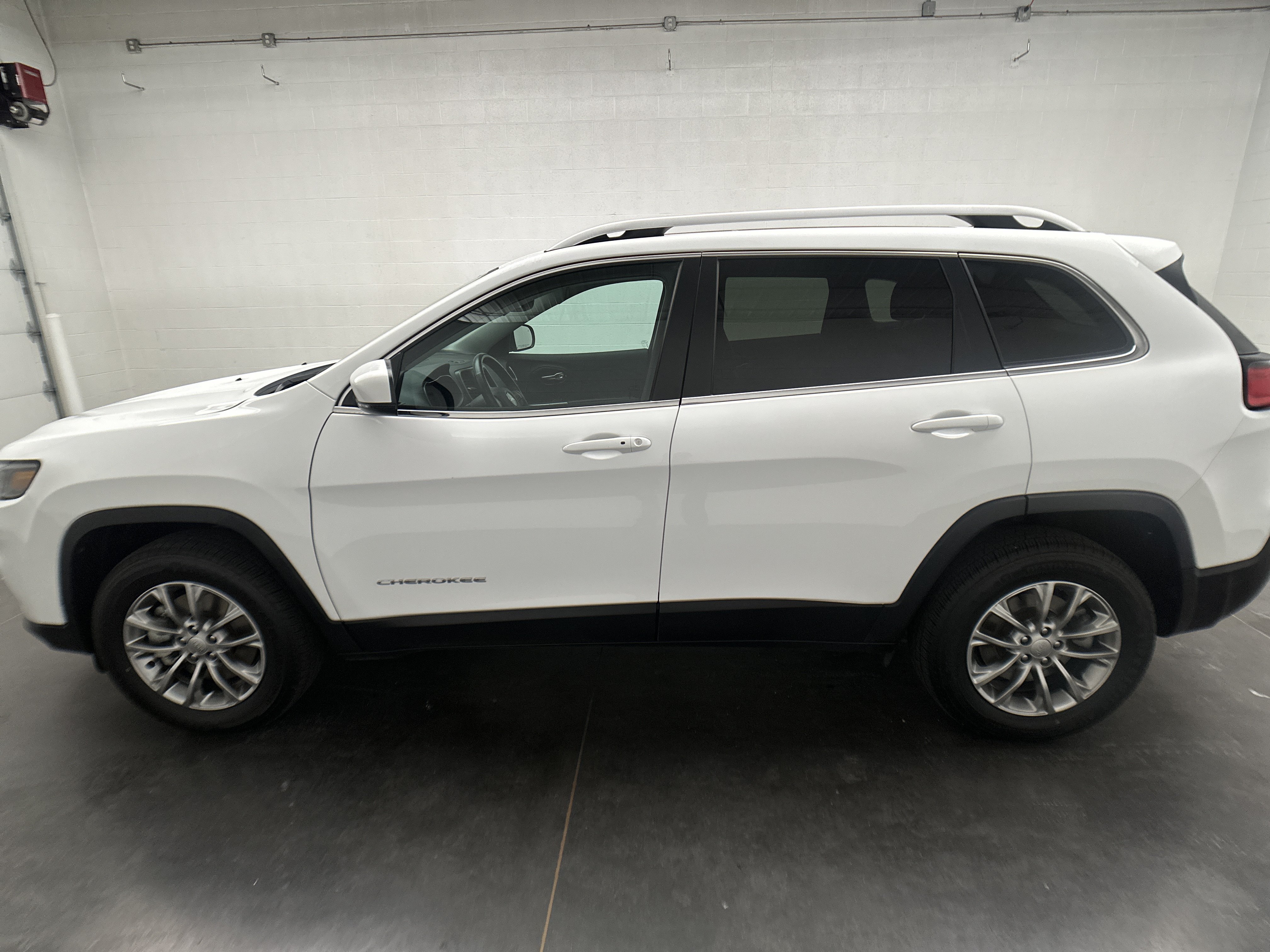Used 2021 Jeep Cherokee Latitude Lux w/ Sun & Sound Group AWD/4WD image 5