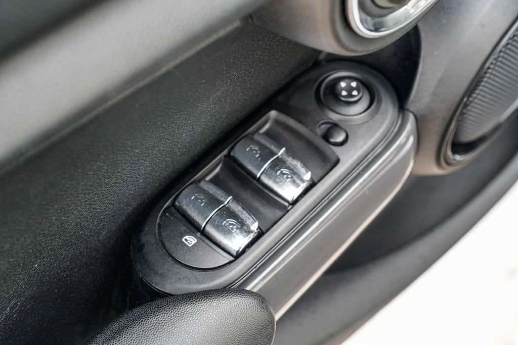 Used 2016 MINI Cooper 4-Door Hardtop image 10