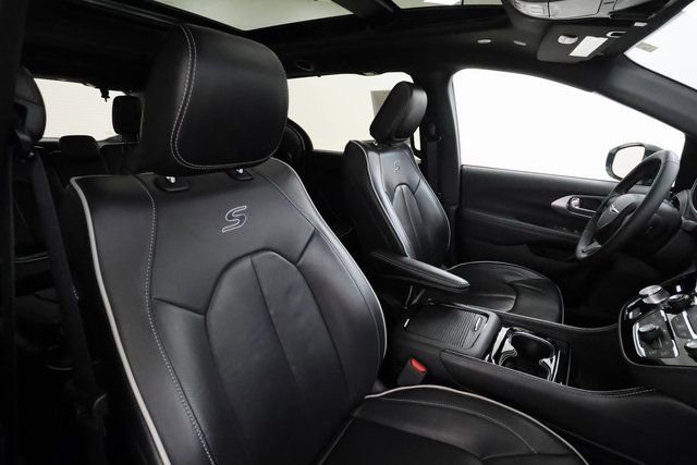 Used 2025 Chrysler Pacifica Limited image 20