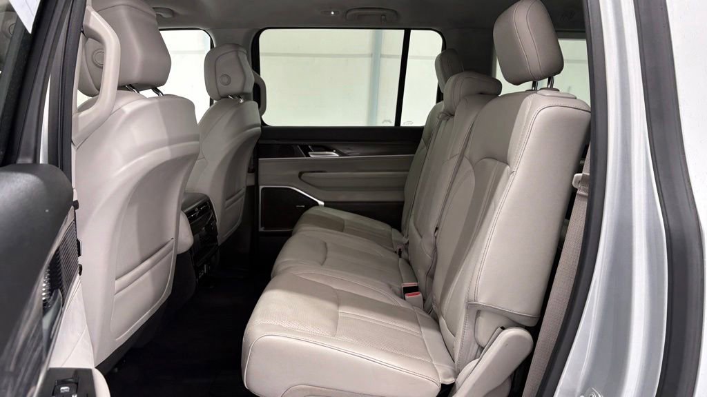Used 2024 Jeep Wagoneer L Series II w/ Flexible Seating Group AWD/4WD image 19