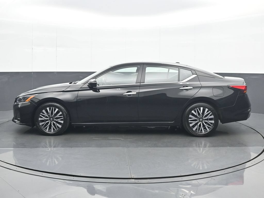 Used 2024 Nissan Altima 2.5 SV w/ SV Premium Package FWD image 3