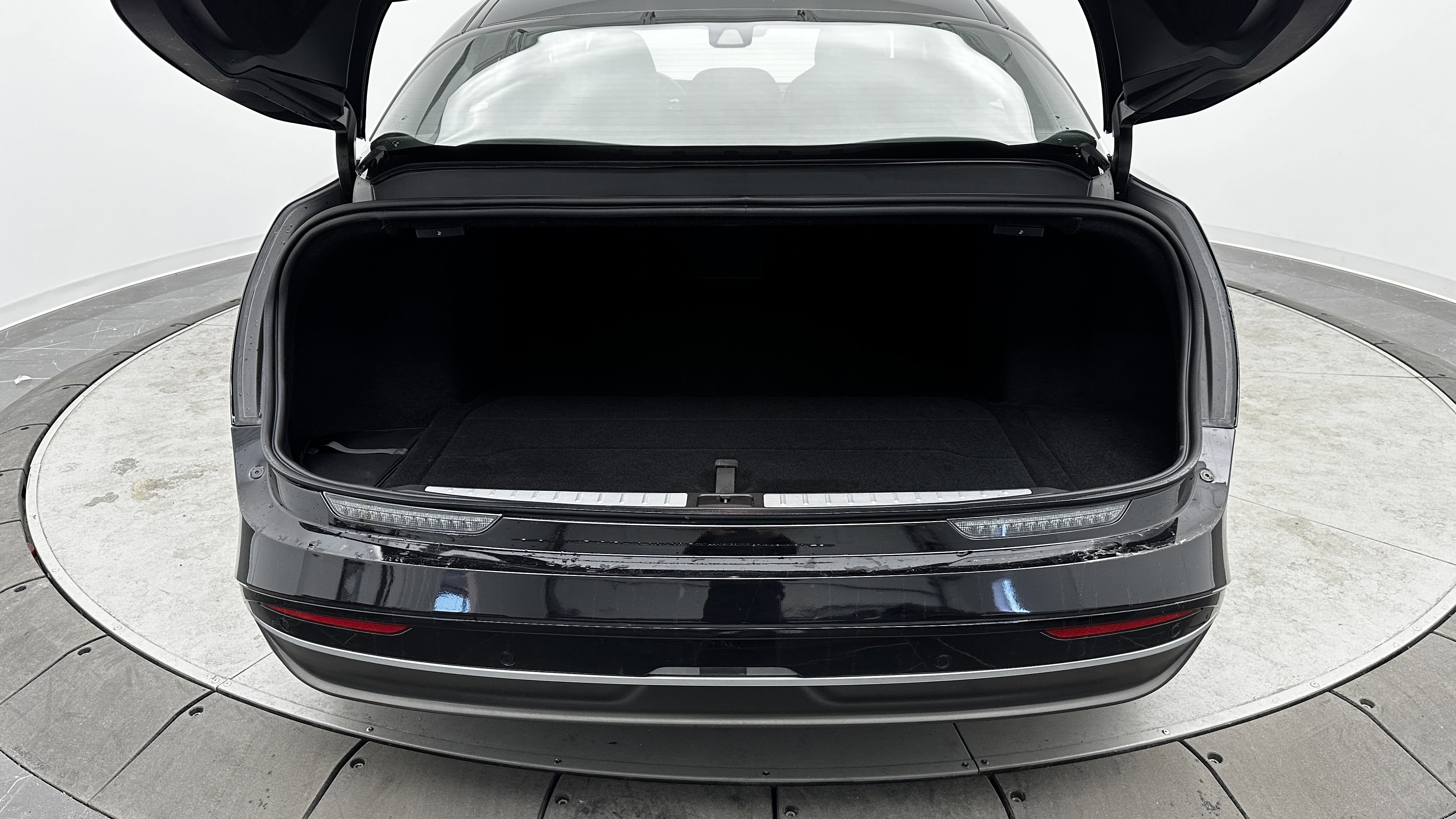 Used 2024 Lucid Air Touring image 32