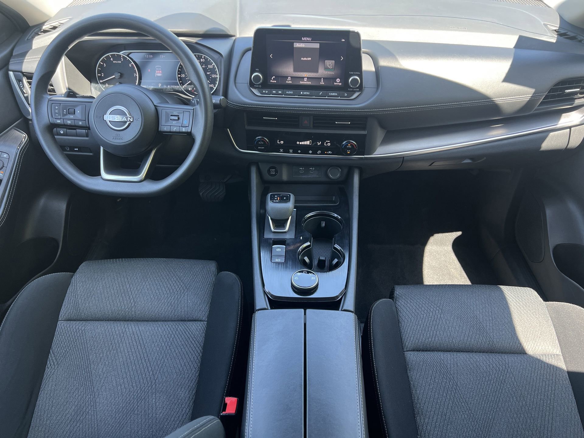 Used 2024 Nissan Rogue SV image 2