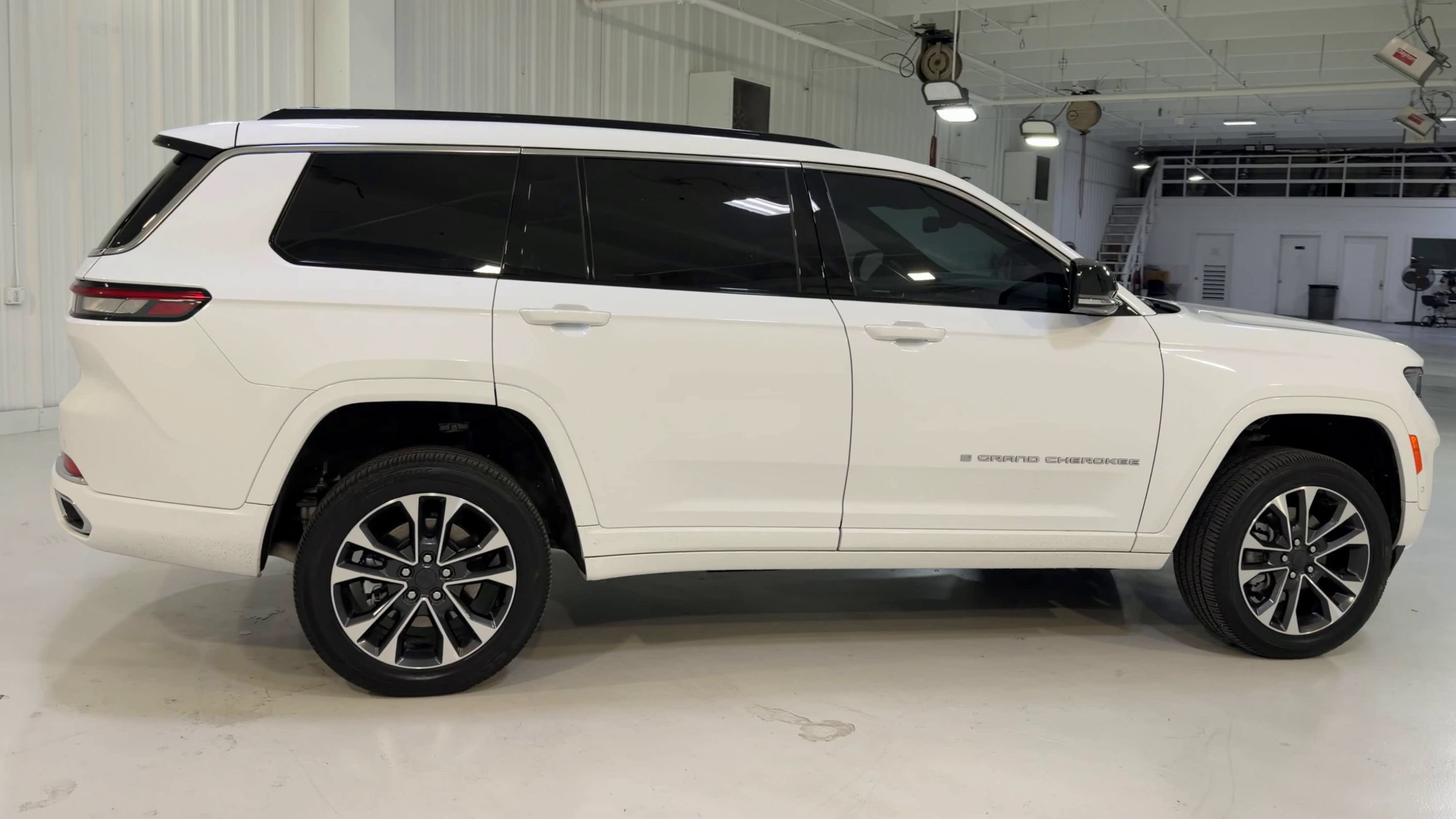 Used 2025 Jeep Grand Cherokee L Overland AWD/4WD image 2