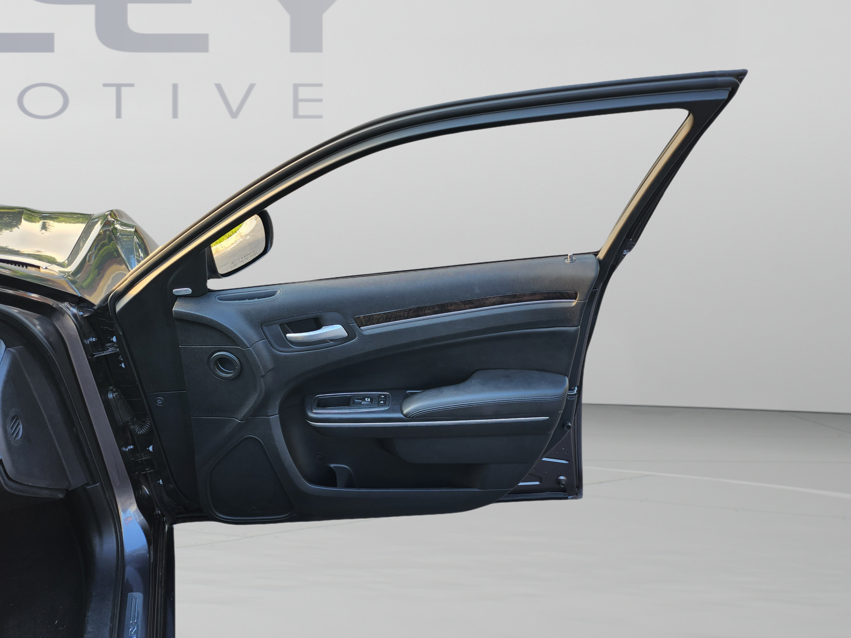 Used 2013 Chrysler 300 C RWD image 29