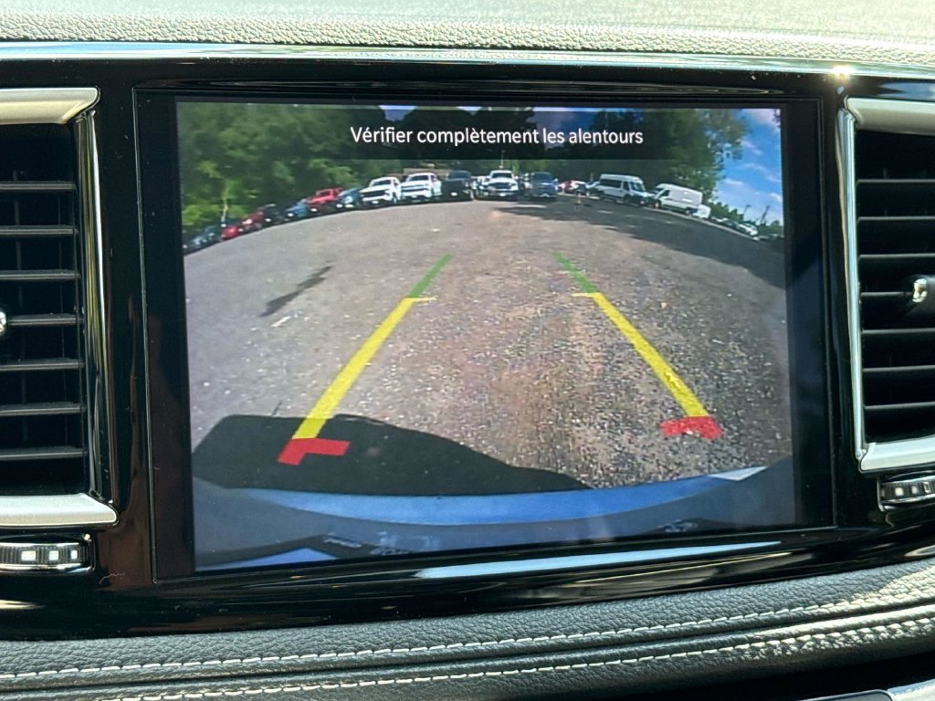 Used 2024 Chrysler Pacifica Limited FWD image 18