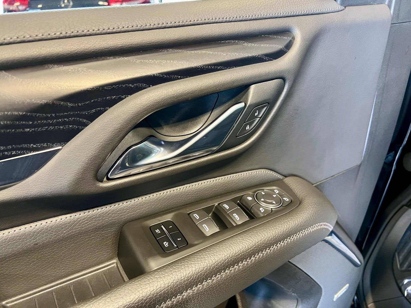 Used 2021 GMC Yukon Denali w/ Denali Premium Package image 12