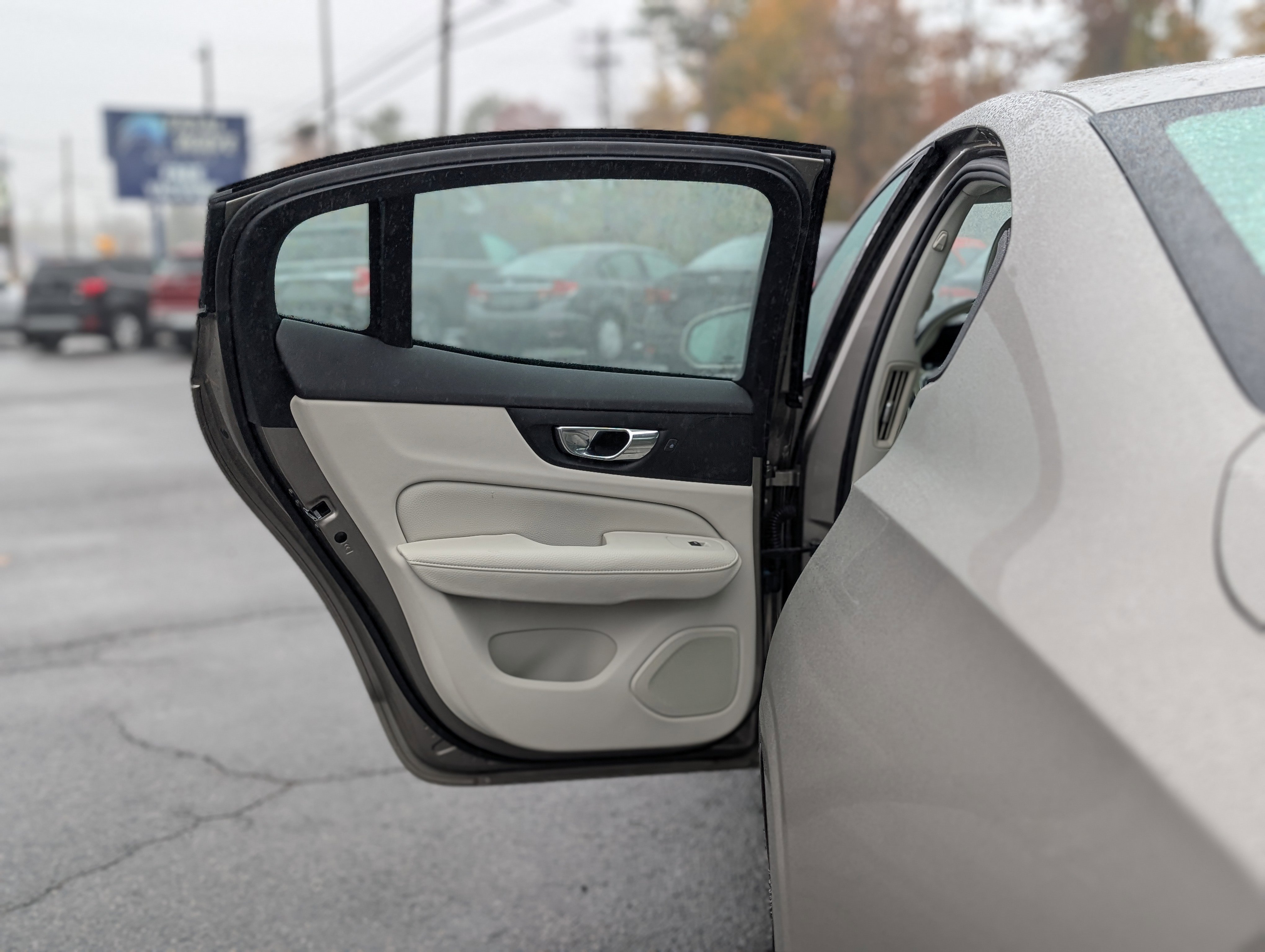 Used 2020 Volvo S60 T6 Momentum image 37