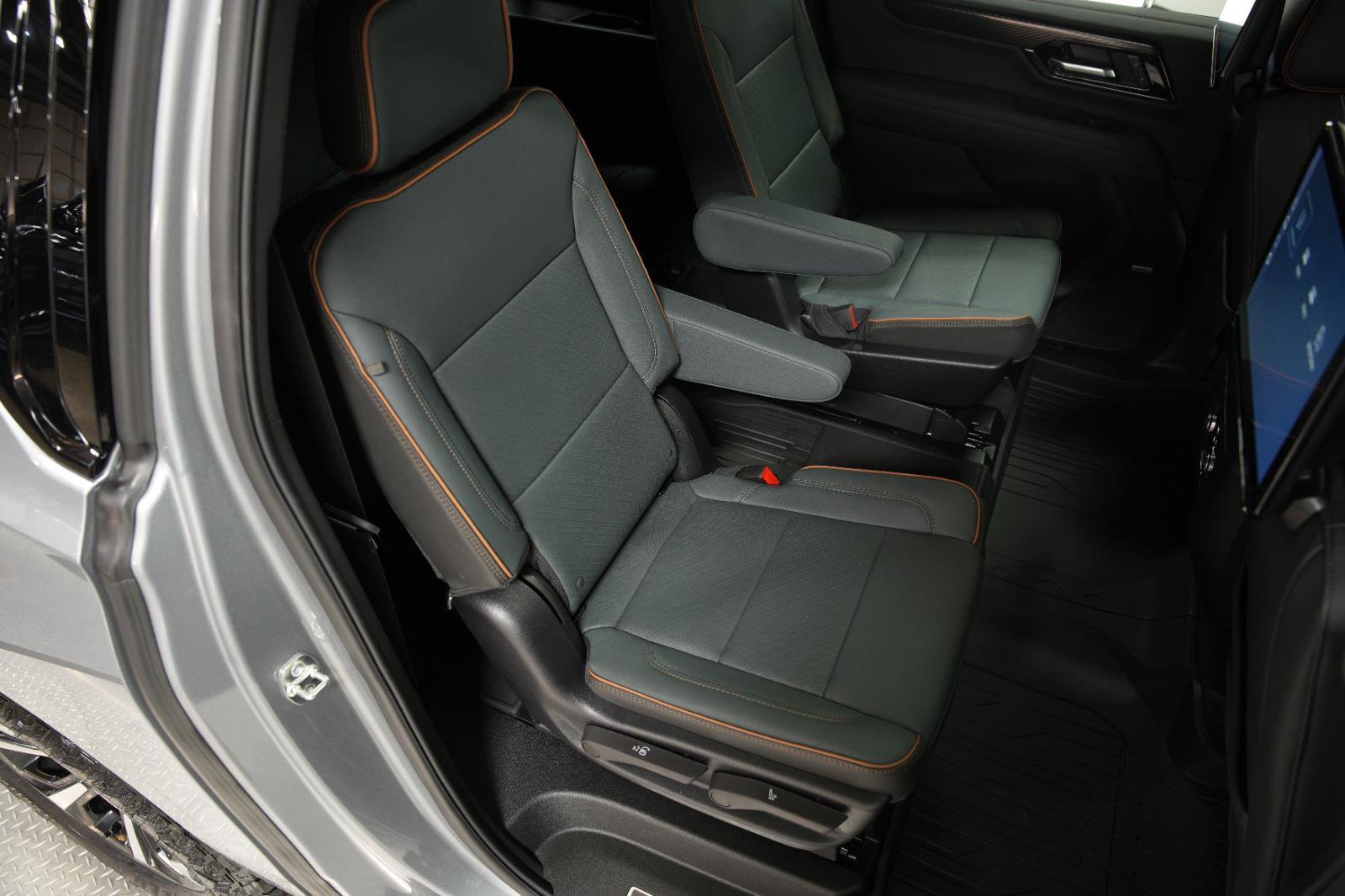 New 2026 GMC Yukon XL AT4 w/ AT4 Premium Plus Package AWD/4WD image 19