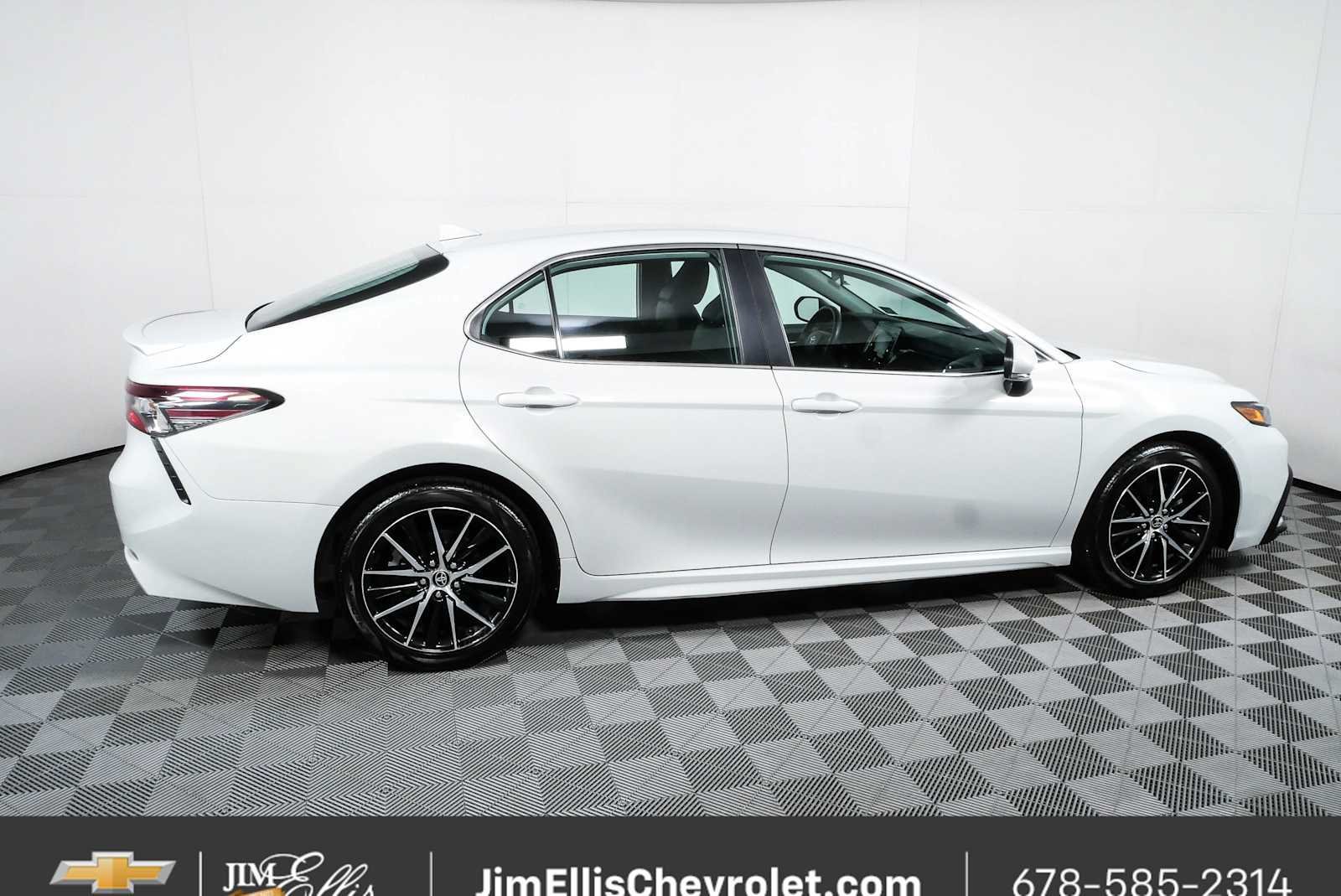 Used 2024 Toyota Camry SE FWD image 2
