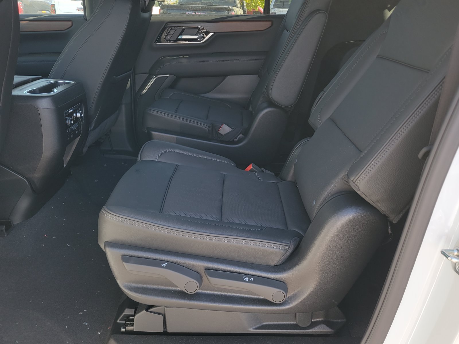 New 2026 GMC Yukon XL Denali w/ Denali Reserve Package AWD/4WD image 7