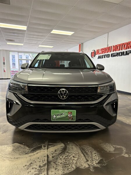 Used 2024 Volkswagen Taos SE FWD image 2