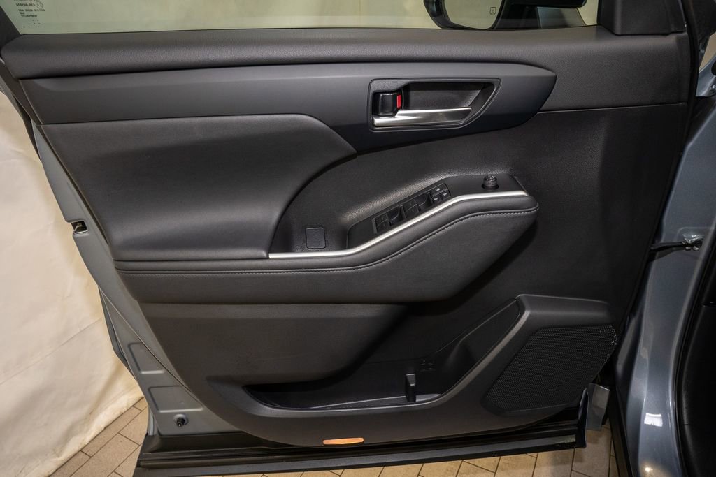 Used 2023 Toyota Highlander XLE image 15