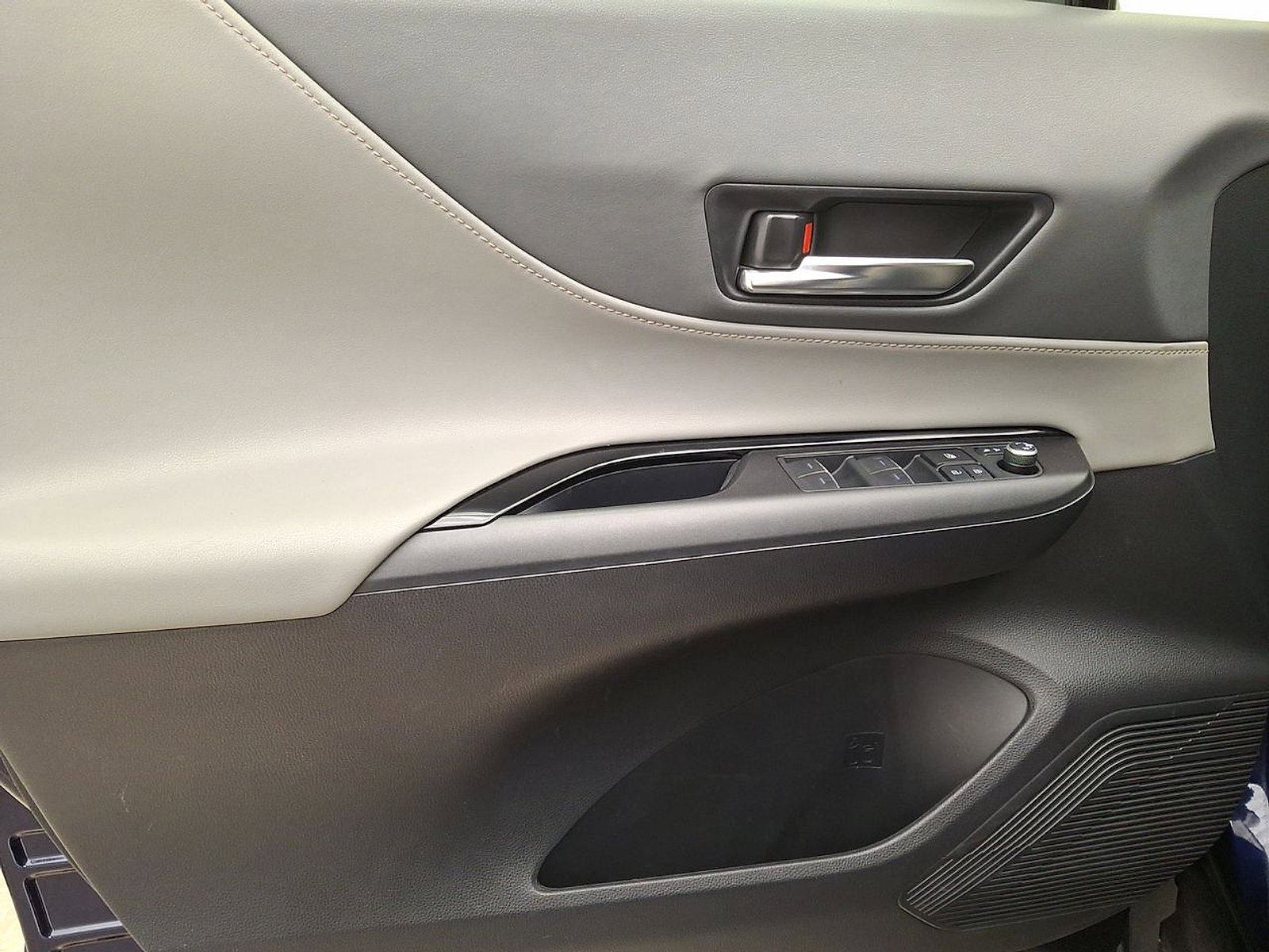 Certified 2022 Toyota Venza LE AWD/4WD image 10