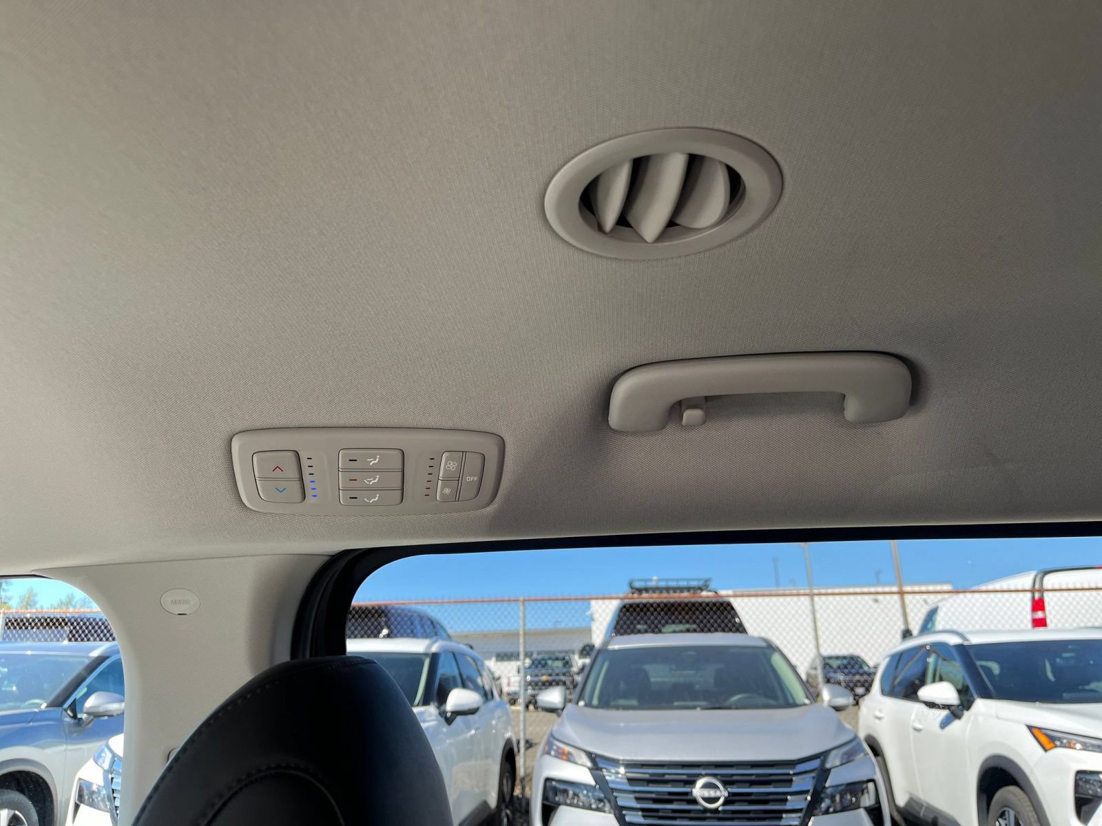Used 2023 Kia Carnival LX FWD image 22