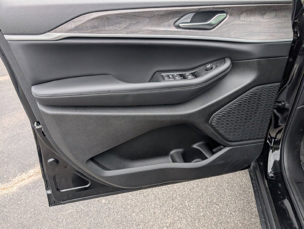 New 2026 Jeep Grand Cherokee Altitude RWD image 9