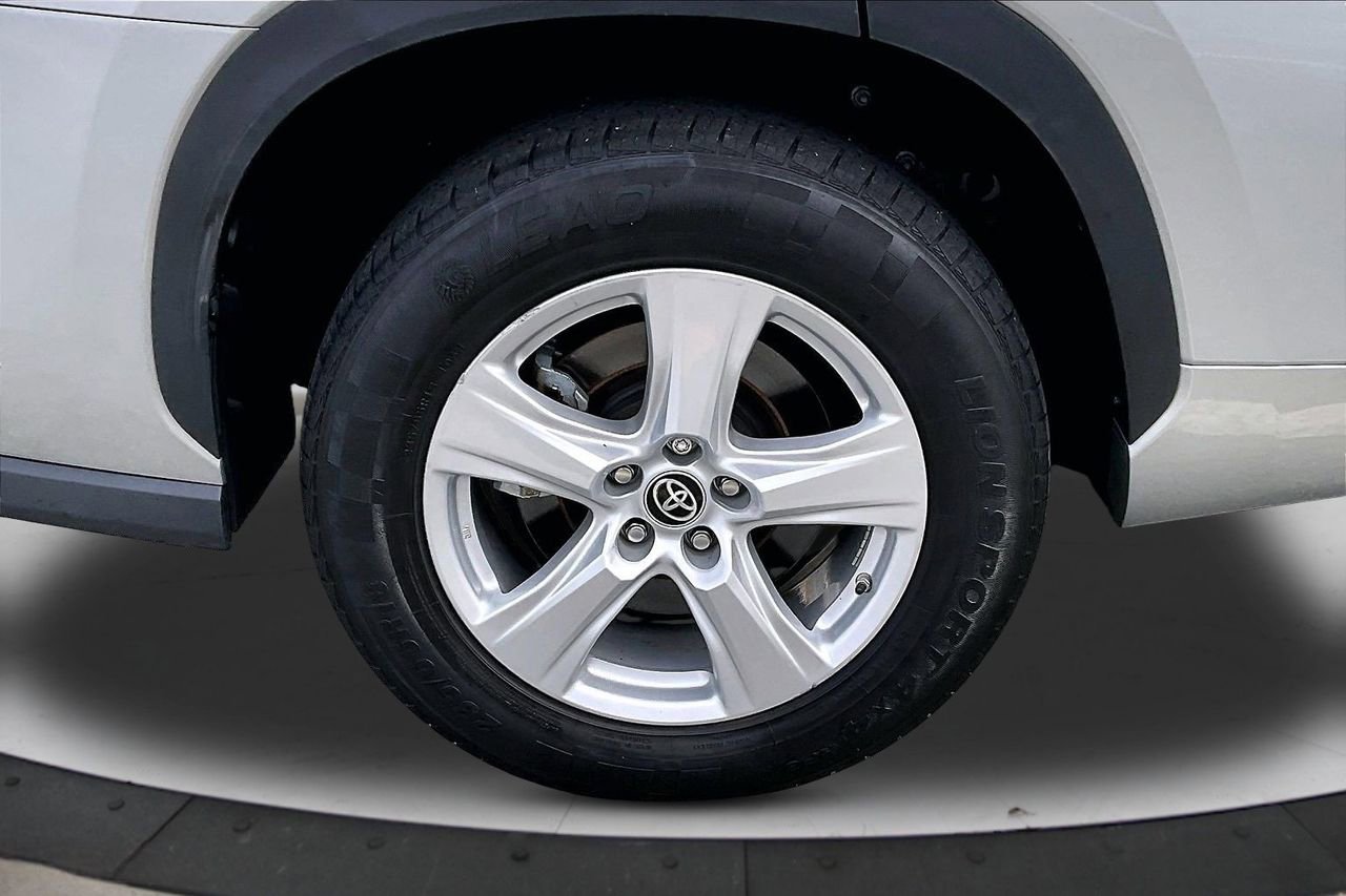 Used 2023 Toyota Highlander LE image 38