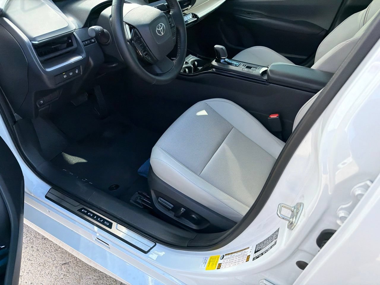 Used 2024 Toyota Prius XLE AWD/4WD image 7