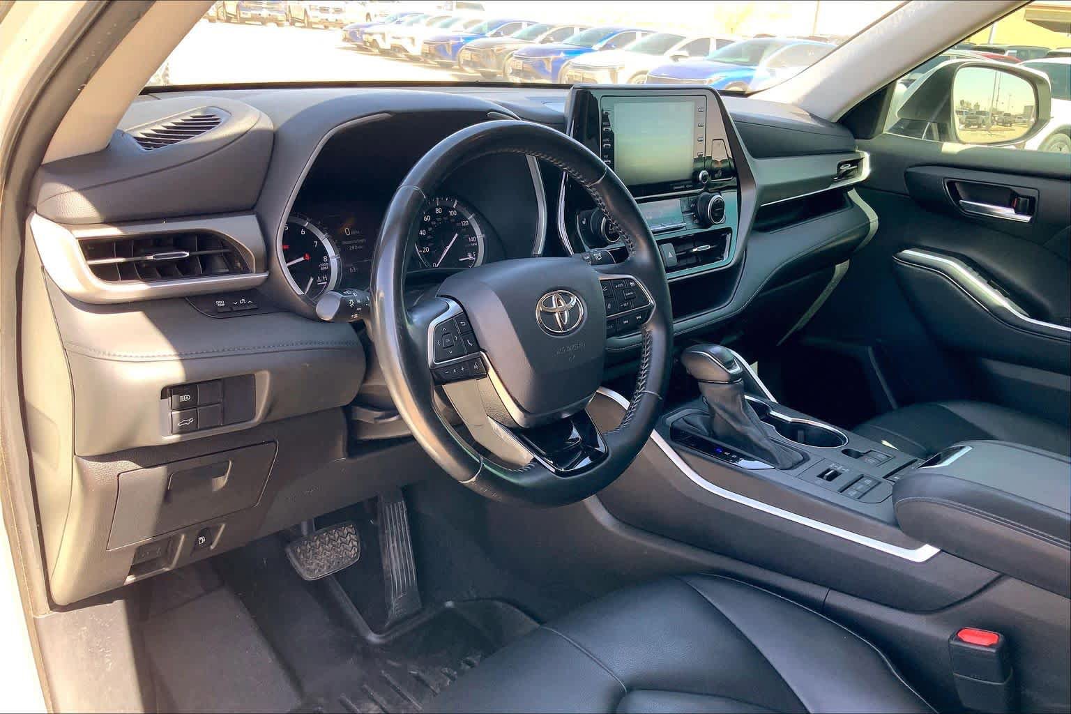 Used 2021 Toyota Highlander XLE AWD/4WD image 18