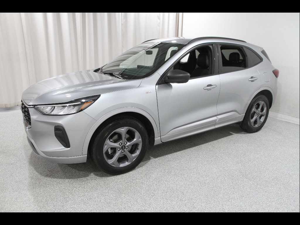 Certified 2023 Ford Escape ST-Line w/ Tech Pack #1 AWD/4WD image 3