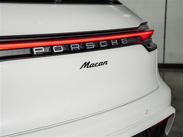 Certified 2025 Porsche Macan AWD/4WD image 32