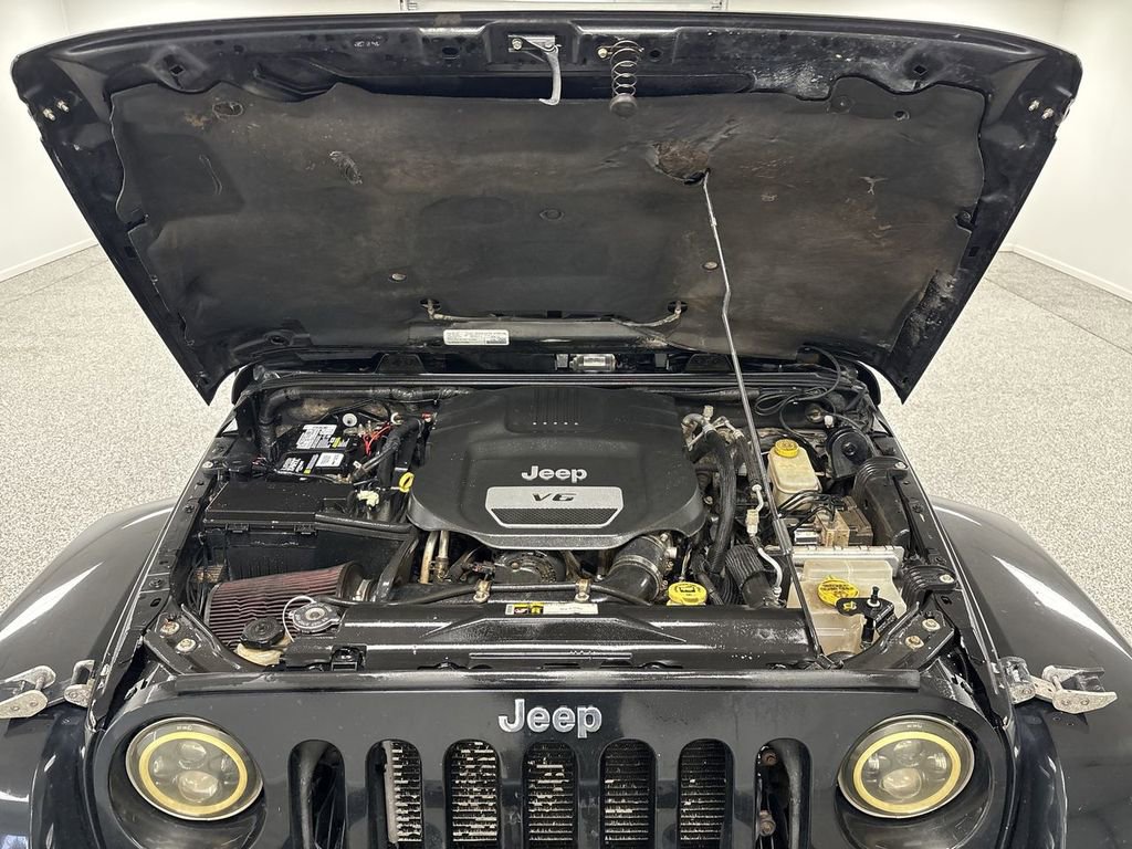 Used 2015 Jeep Wrangler Unlimited Sahara w/ Dual Top Group AWD/4WD image 16