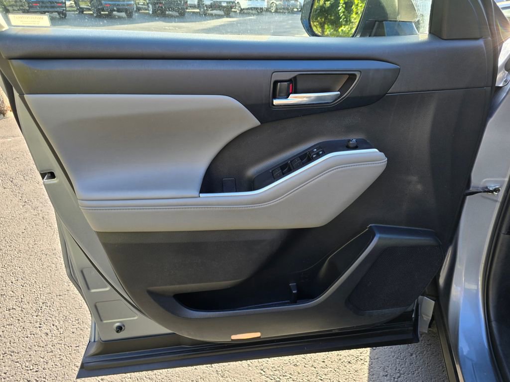 Used 2022 Toyota Highlander XLE image 11