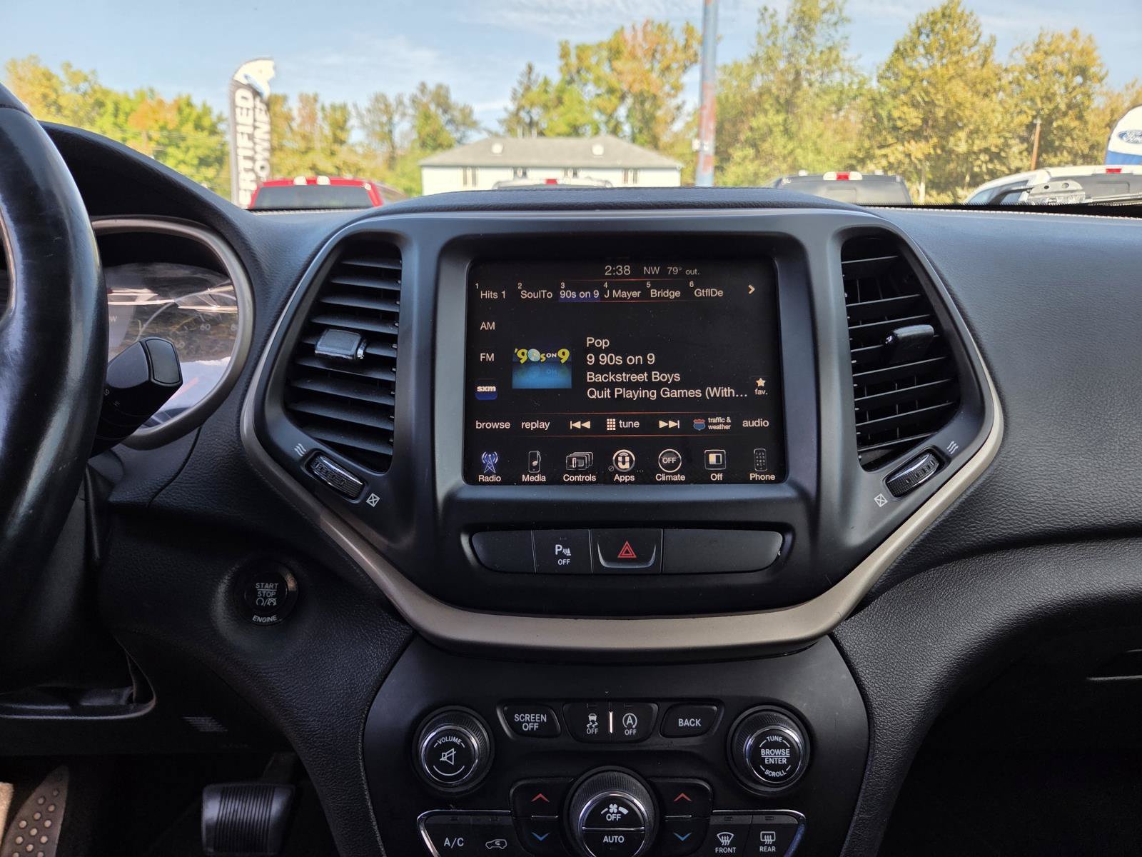 Used 2015 Jeep Cherokee Latitude w/ Comfort/Convenience Group AWD/4WD image 25