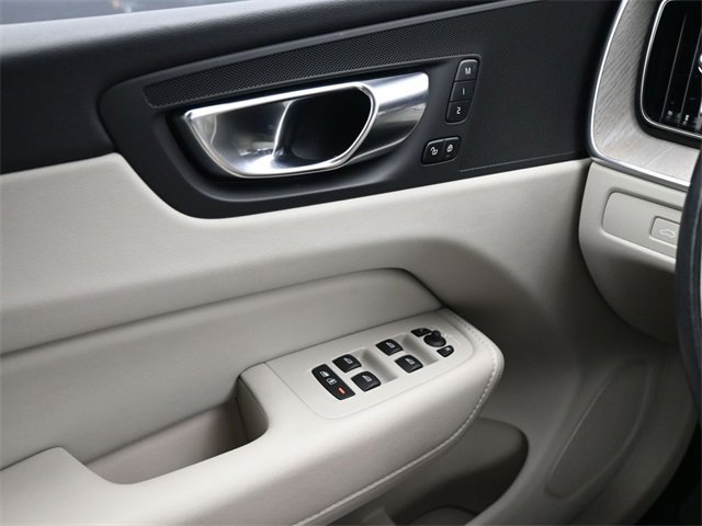 Used 2023 Volvo XC60 B5 Plus image 37