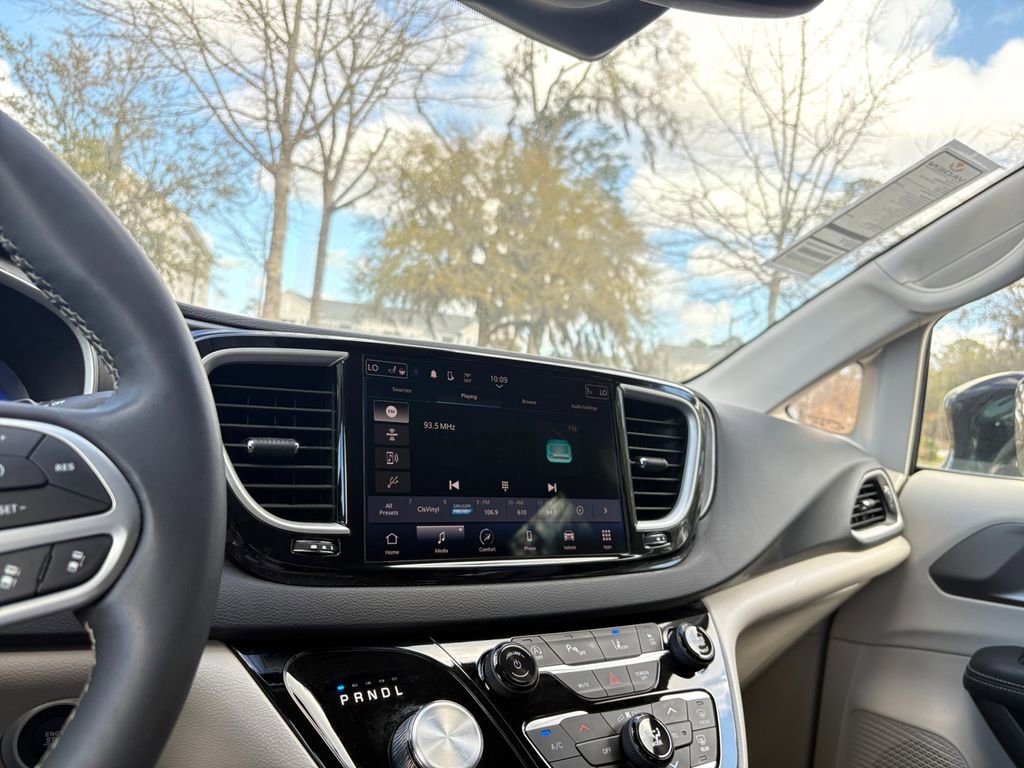 Used 2024 Chrysler Pacifica Touring-L image 27