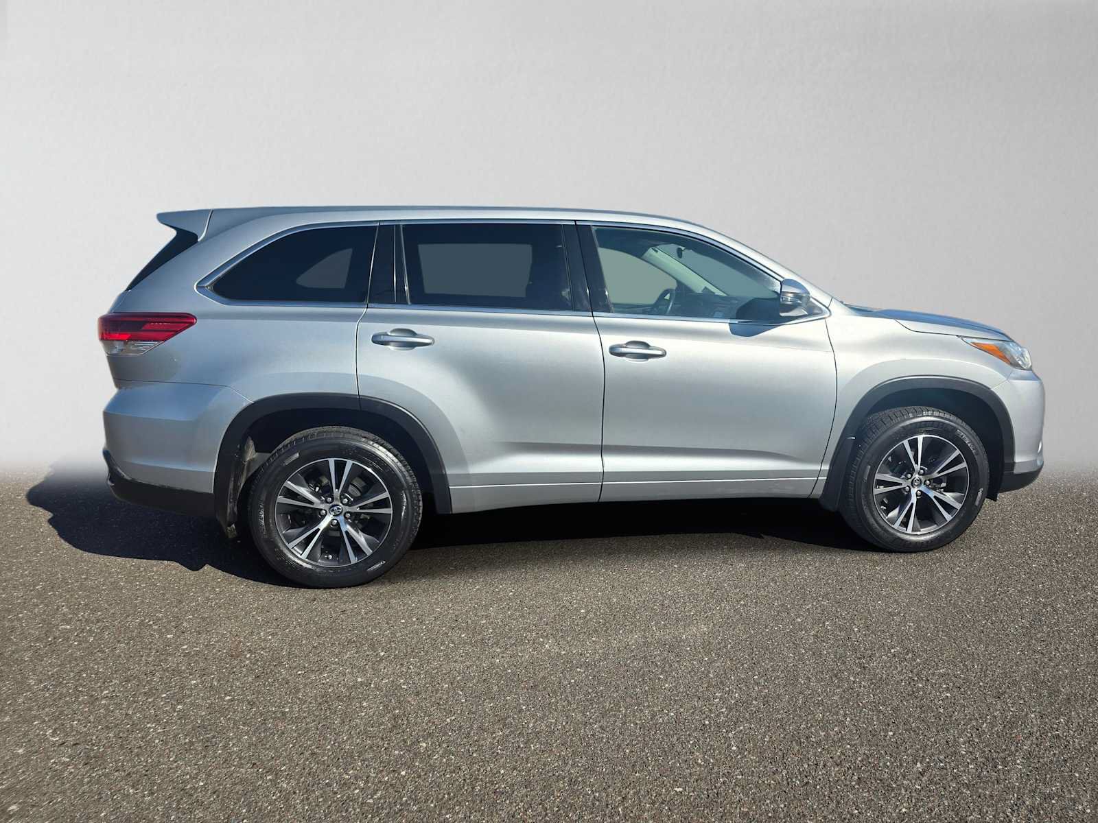 Used 2017 Toyota Highlander LE AWD/4WD image 2