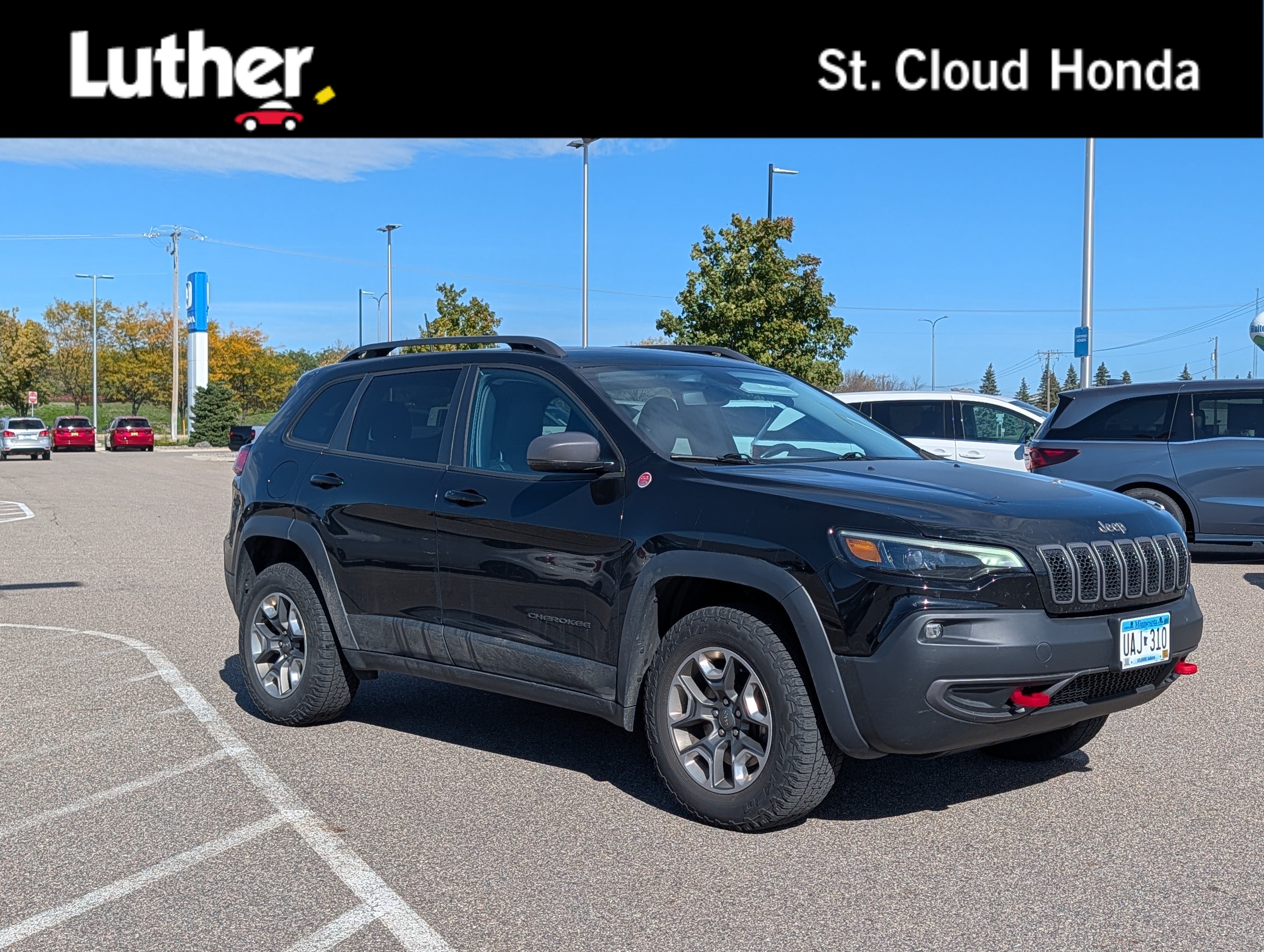 Used 2019 Jeep Cherokee Trailhawk w/ Cold Weather Group AWD/4WD image 1