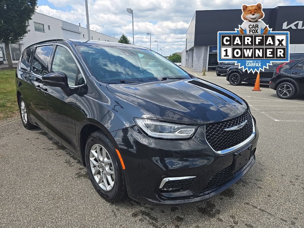 Used 2023 Chrysler Pacifica Touring-L FWD image 1