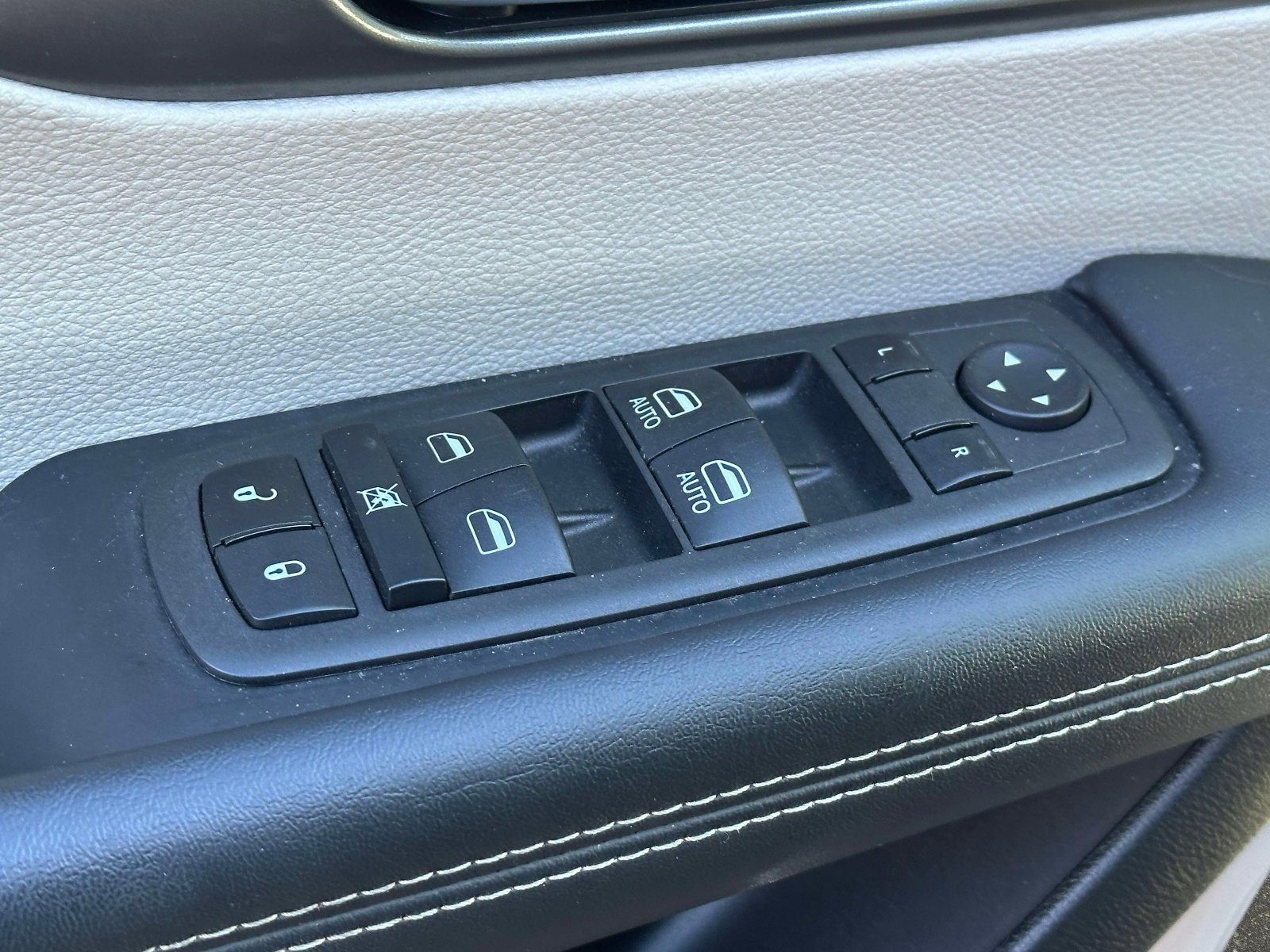 Used 2023 Chrysler Pacifica Touring-L FWD image 15