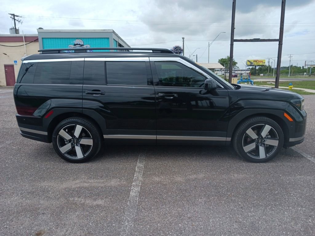Used 2025 Hyundai Santa Fe Limited AWD/4WD image 2
