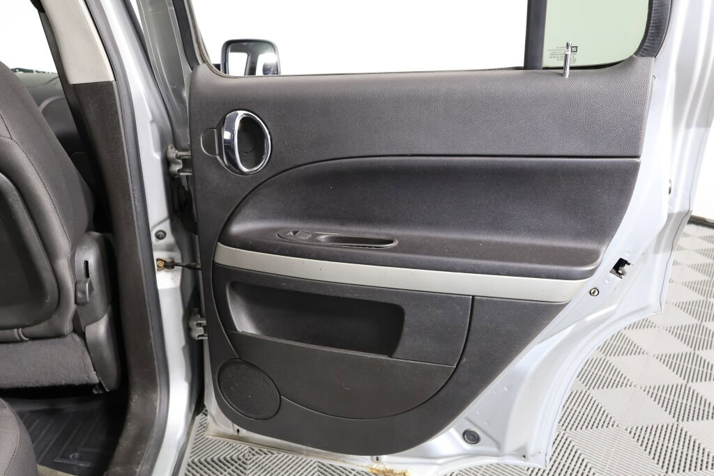 Used 2010 Chevrolet HHR LT image 21