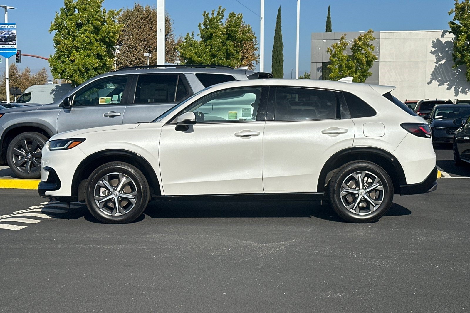Used 2023 Honda HR-V EX-L image 2