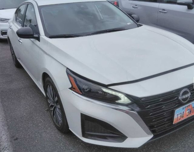 Used 2024 Nissan Altima 2.5 SV FWD image 2