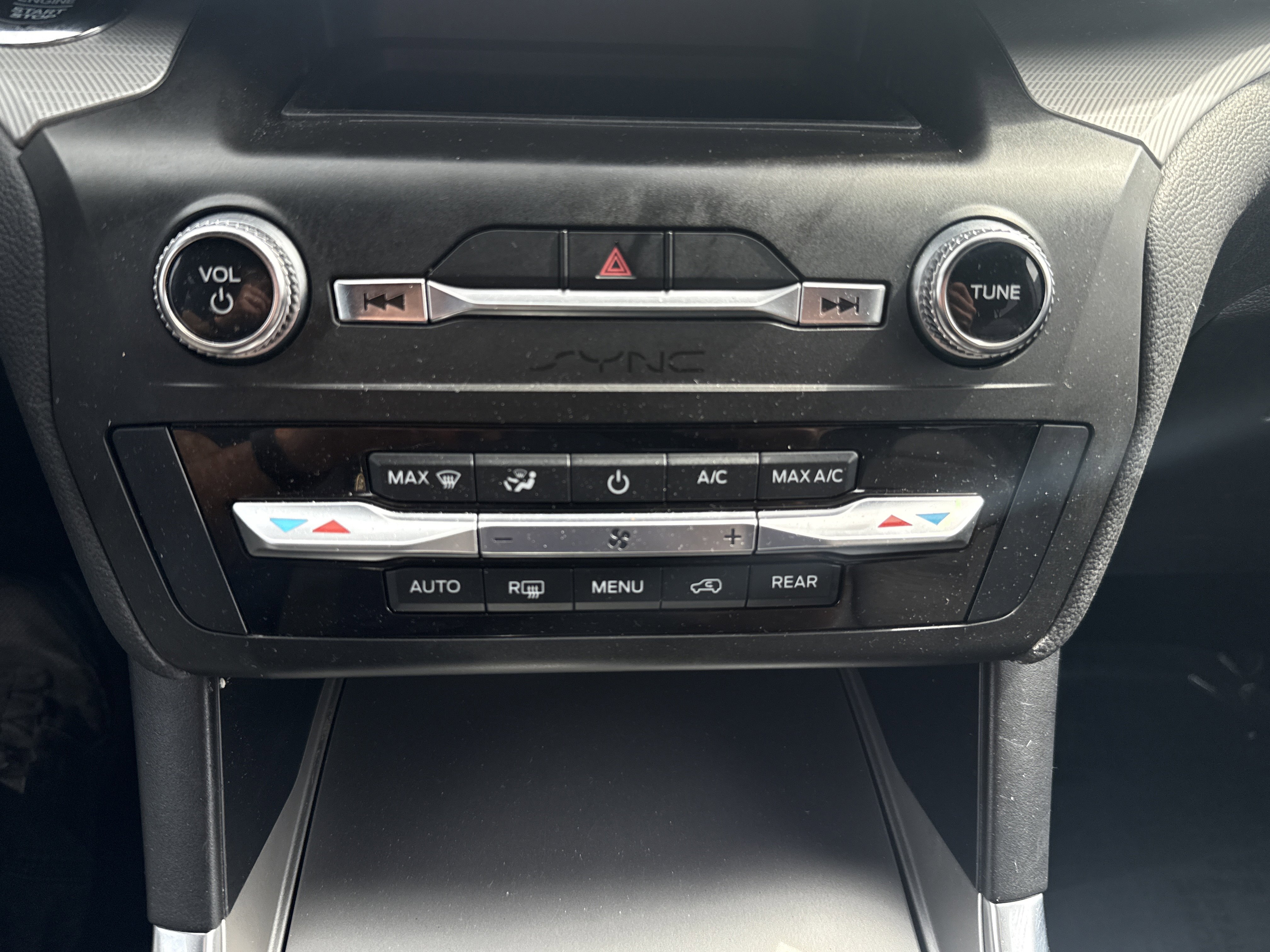 Used 2020 Ford Explorer XLT w/ Equipment Group 202A AWD/4WD image 22