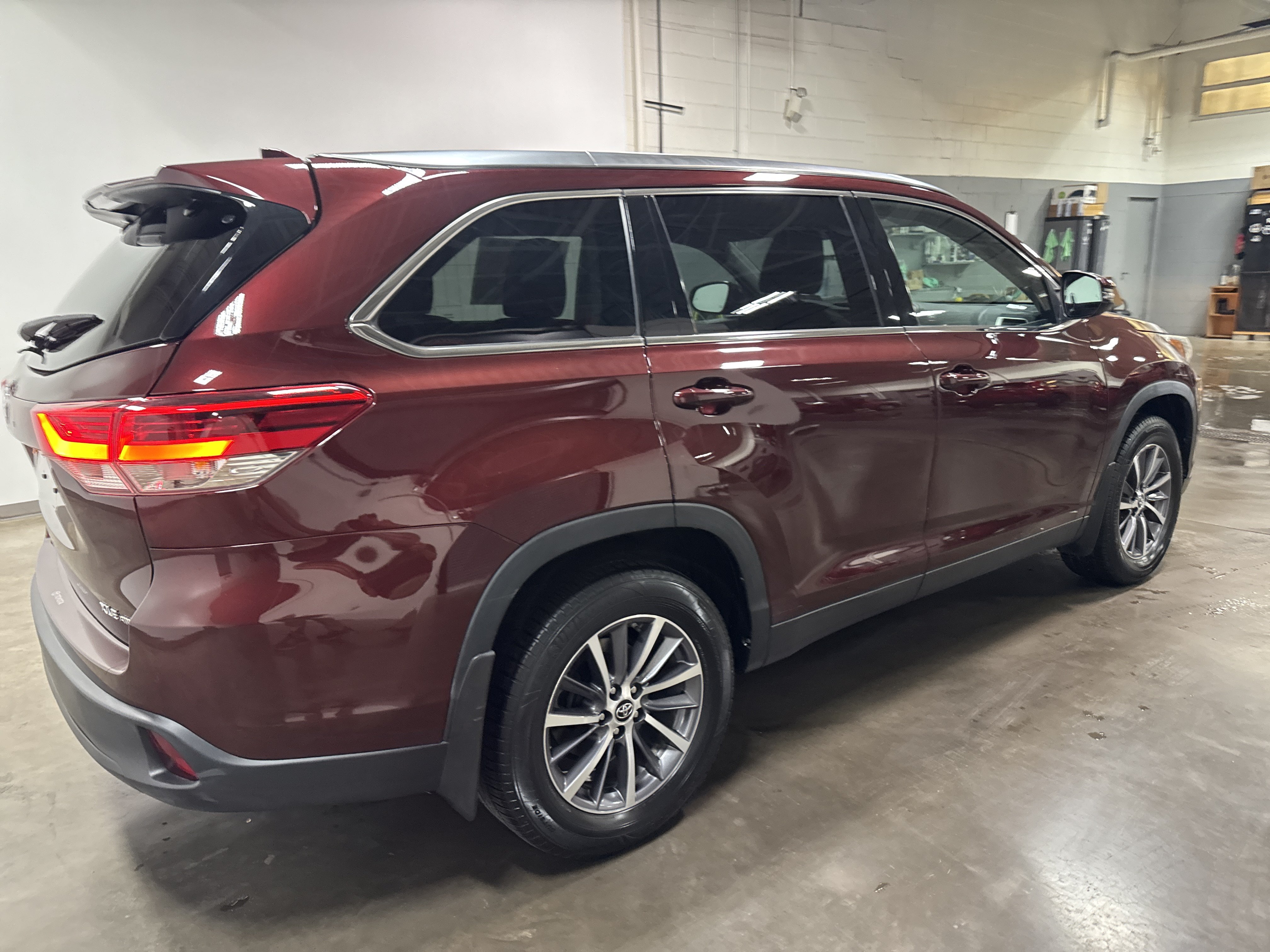 Used 2019 Toyota Highlander XLE AWD/4WD video 3