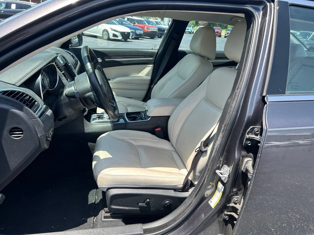 Used 2021 Chrysler 300 Touring L RWD image 9