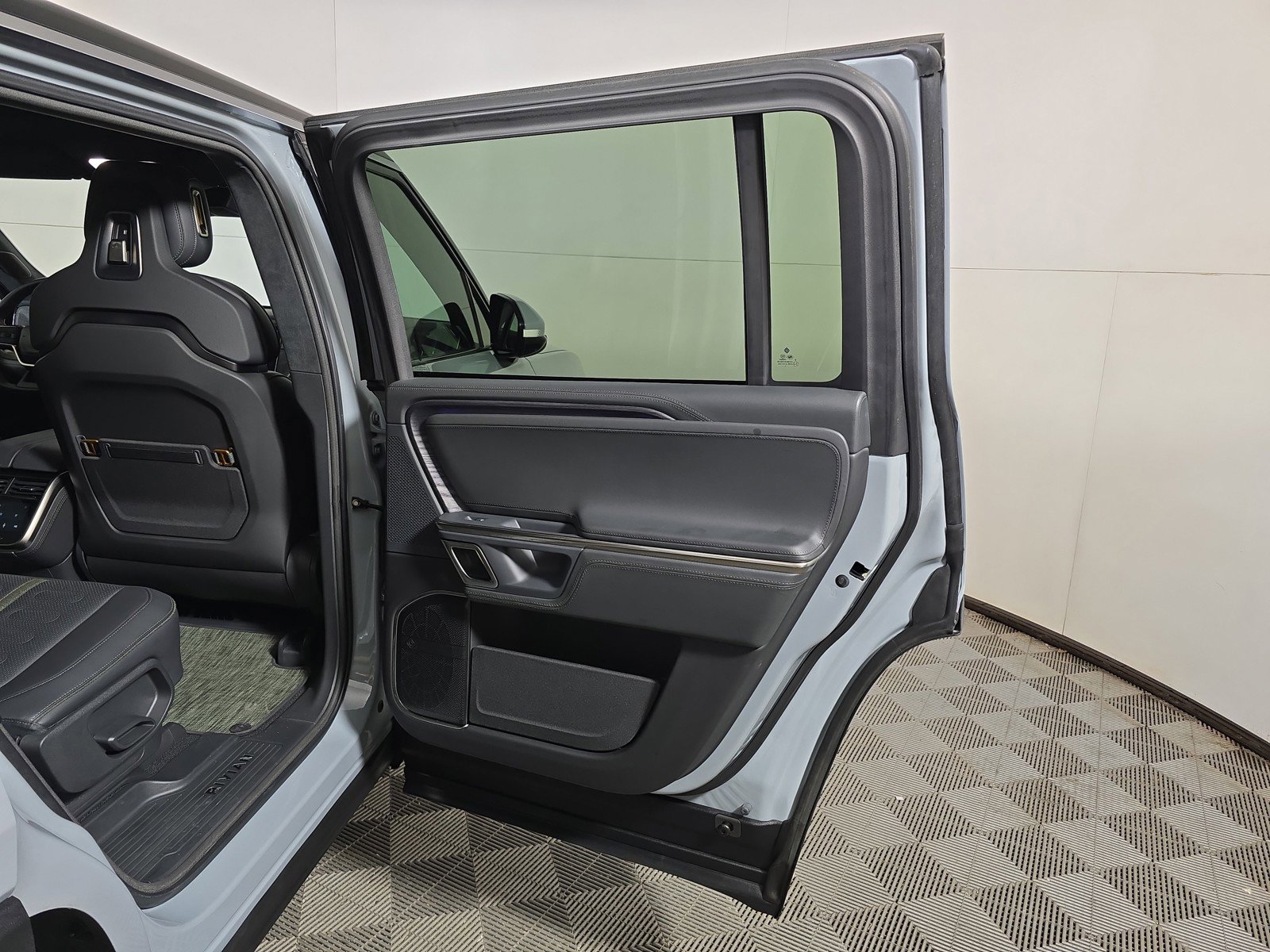 Used 2024 Rivian R1S Adventure AWD/4WD image 19