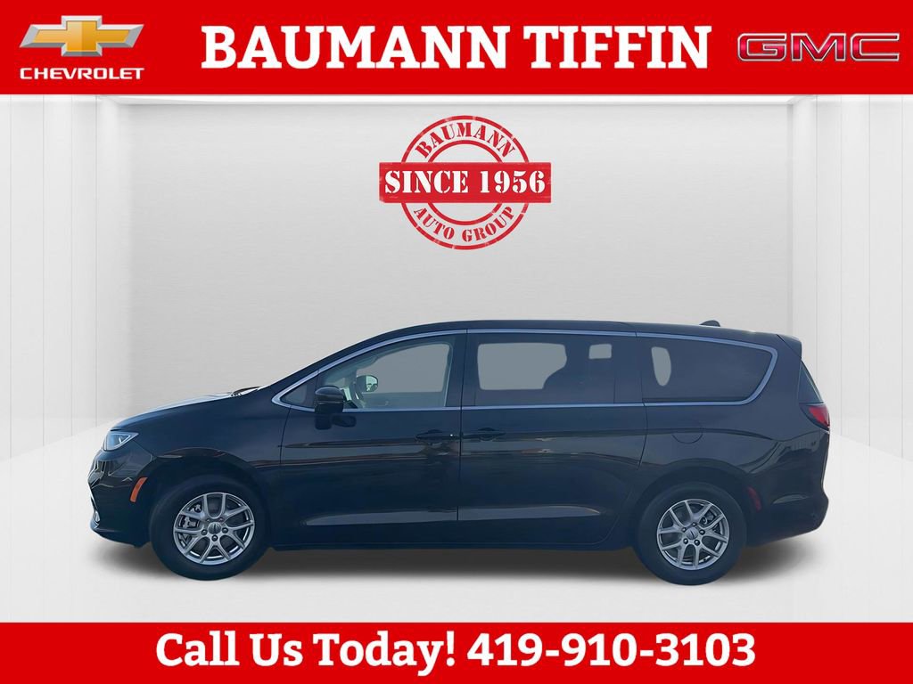 Used 2024 Chrysler Pacifica Touring-L image 9