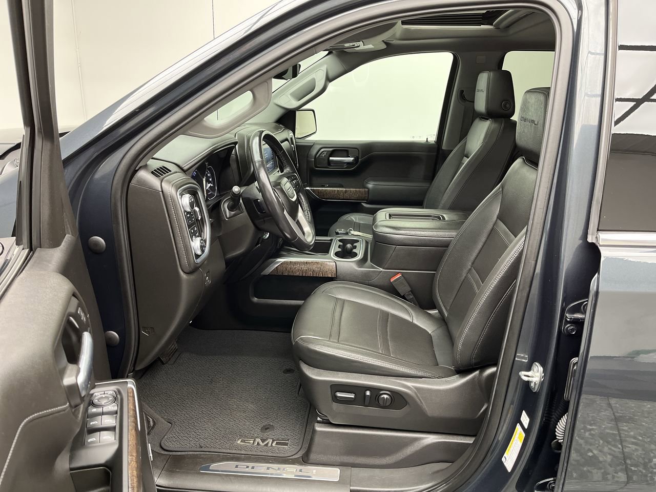 Certified 2022 GMC Sierra 1500 Denali w/ Denali Premium Package AWD/4WD image 3