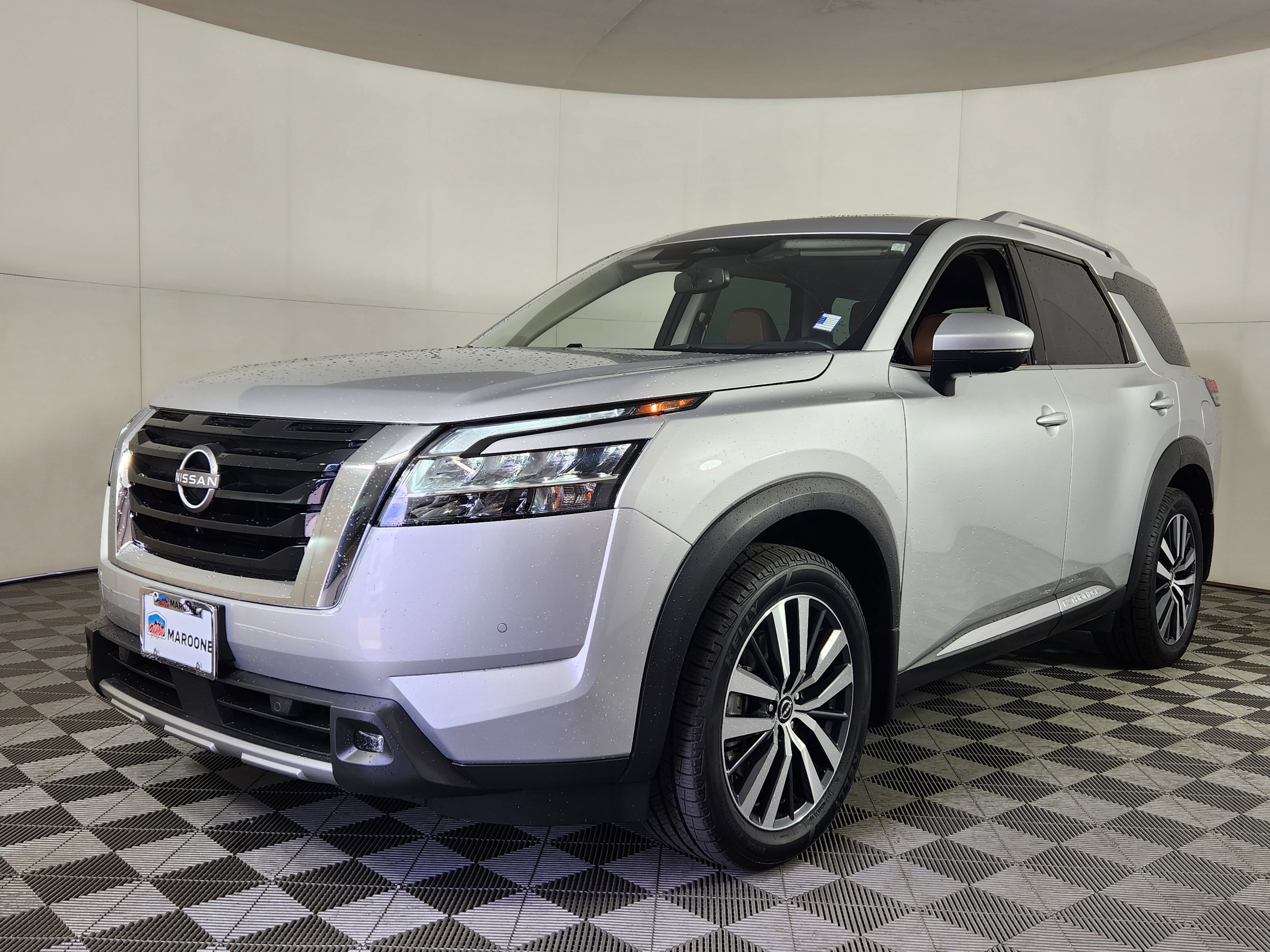 Used 2022 Nissan Pathfinder Platinum w/ Cargo Package AWD/4WD image 3