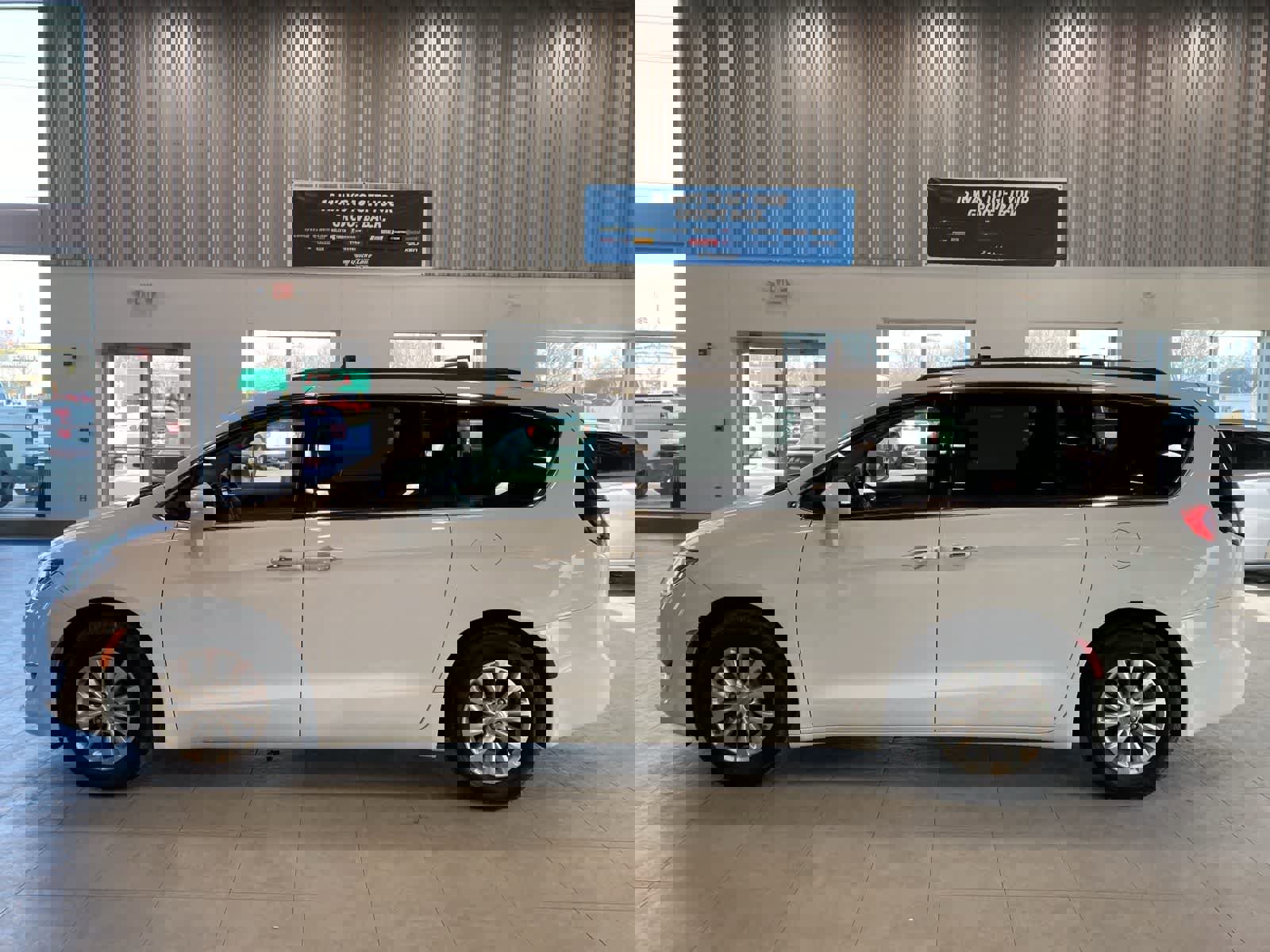 Used 2018 Chrysler Pacifica Touring Plus image 2