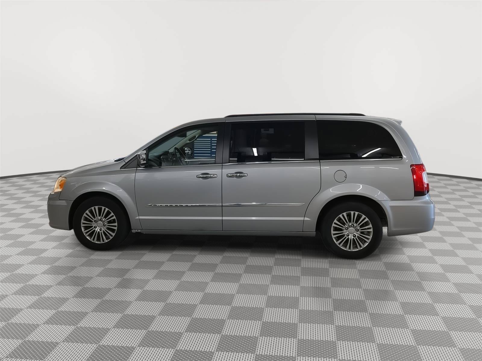 Used 2014 Chrysler Town & Country Touring-L w/ Trailer Tow Group FWD image 24